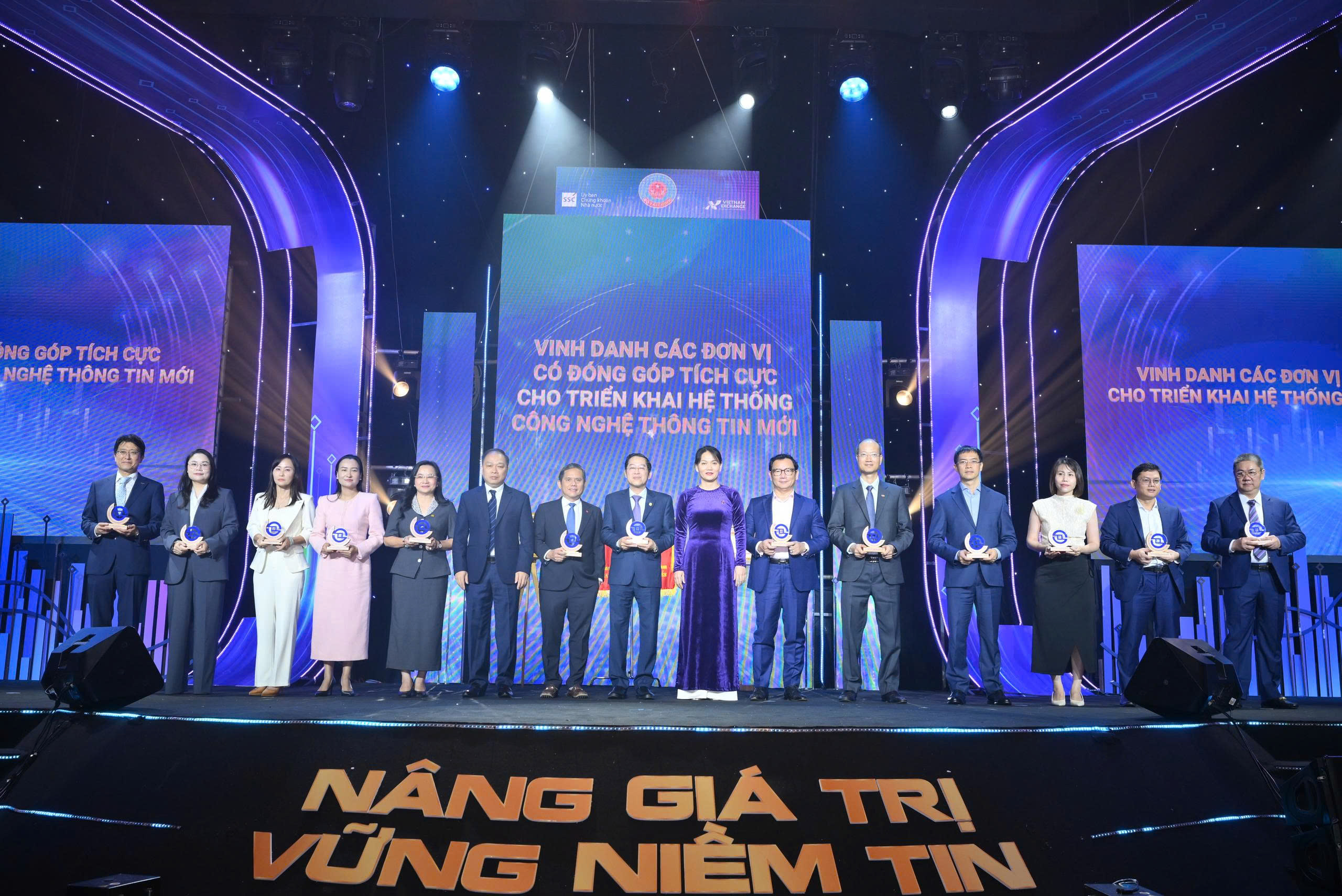 MBS vinh dự đón nhận Kỷ niệm chương tại Lễ ra mắt Hệ thống Công nghệ thông tin mới của thị trường chứng khoán Việt Nam