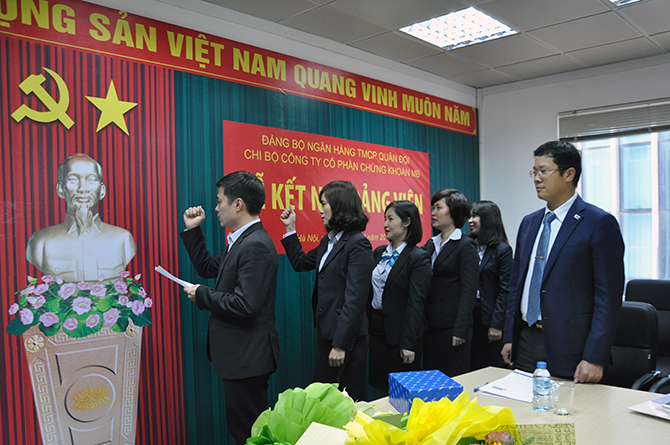 Chi bộ Công ty CP Chứng khoán MB tổ chức lễ kết nạp Đảng viên năm 2017
