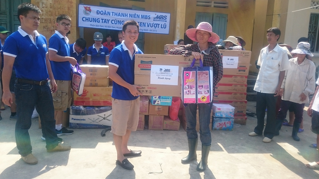 Đoàn Thanh niên MBS tổ chức trao quà từ thiện cho người dân Bản Sen, Vân Đồn, Quảng Ninh